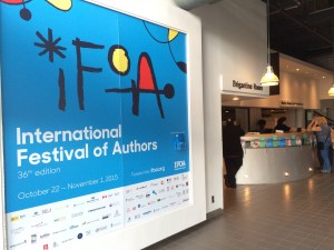 JoAnn Roberts passer velkomstdisken i Torontos harbourfront center hvor den internationale forfatterfestival finder sted.